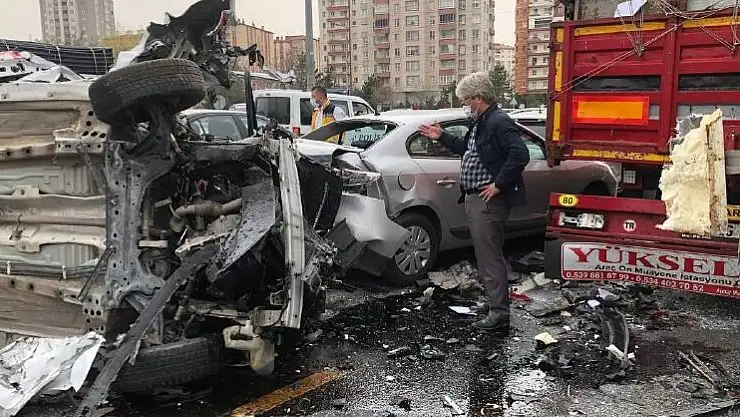 ZİNCİRLEME KAZADA ORTALIK SAVAŞ ALANINA DÖNDÜ