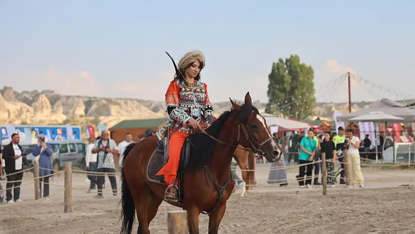 Kapadokya'da güzellikleriyle büyüleyen atlar podyuma çıktı