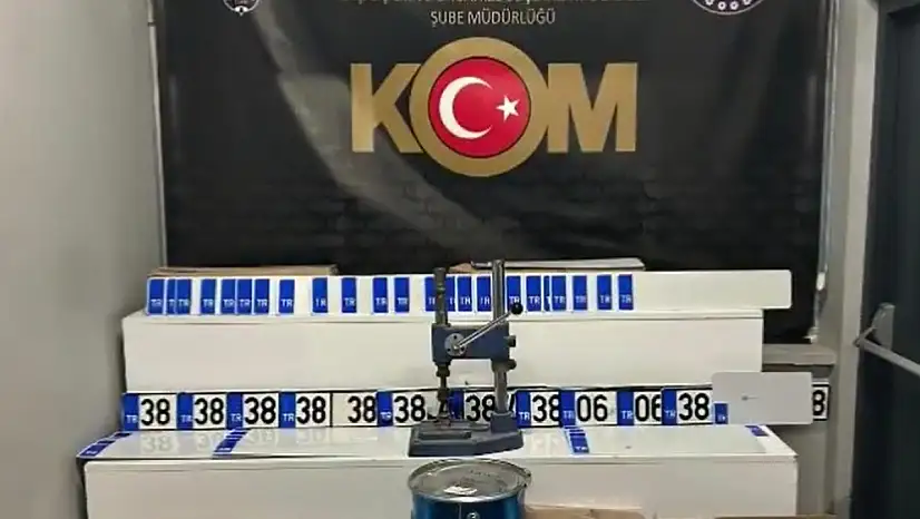 Kayseri'ye kargoyla APP plaka getiren şüpheliler yakalandı