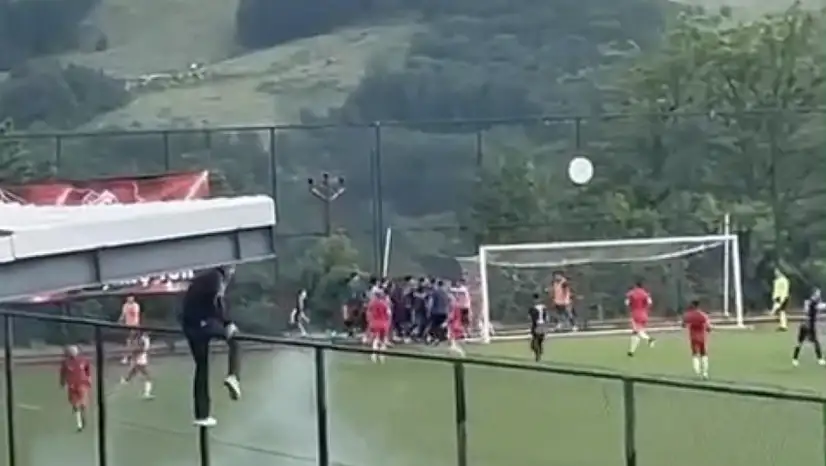 Kırklareli'nde amatör maçta futbolcular birbirine girdi