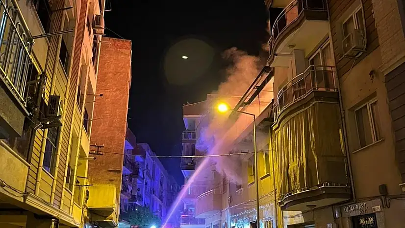 Psikolojik sorunları olan kadın evini ateşe verdi, alevler geceyi aydınlattı
