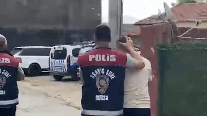 2,5 ay boyunca 'Polisiz' diyerek dolandırdılar! 100 milyonluk vurgunun ardından tatlı ikram ettiler