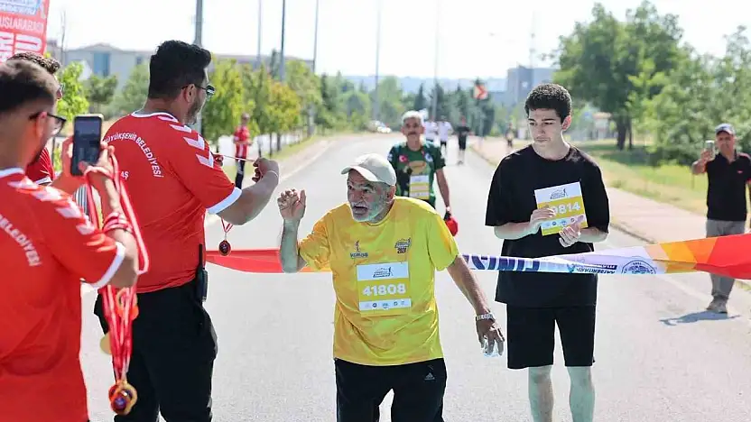 Kayseri'de 7'den 70'e yüzlerce vatandaş demokrasi koşusunda buluştu