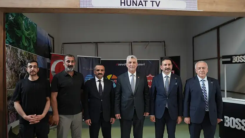 Bakan Bolat Hunat TV, Kay TV ve Erciyes TV standını ziyaret etti