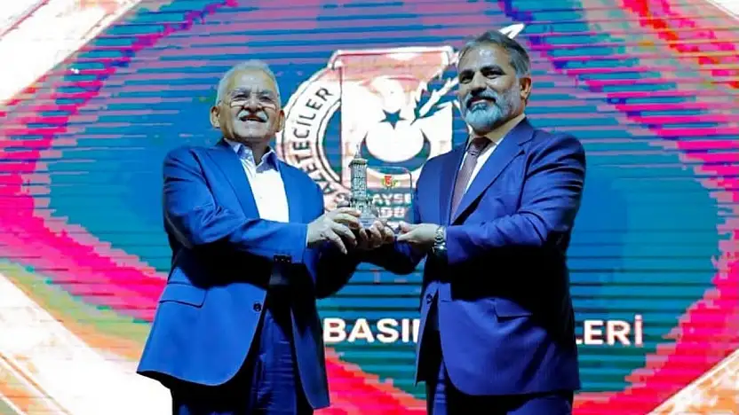 Başkan Büyükkılıç'a, Erciyes Medya Ödülleri programında teşekkür plaketi