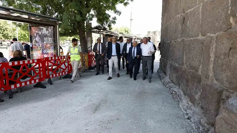 Başkan Büyükkılıç'tan Cumhuriyet Meydanı'ndaki büyük dönüşüme yakın takip