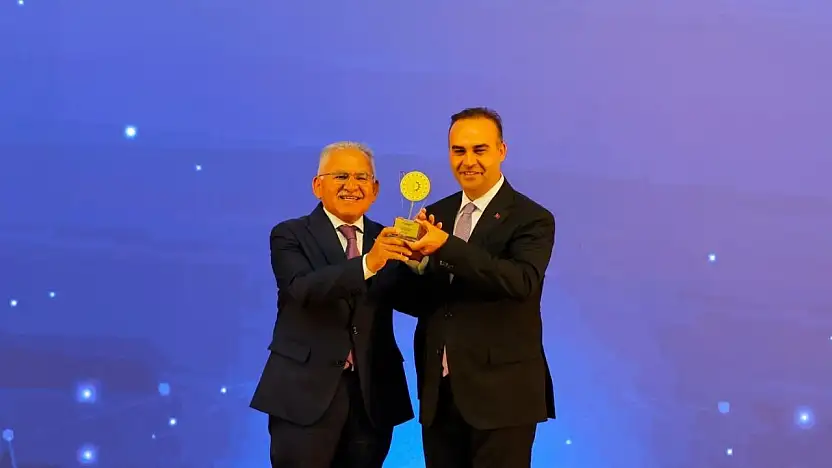 Başkan Büyükkılıç, Türkiye'de ilk olan RES projesiyle Bakan Kacır'ın elinden ödül aldı