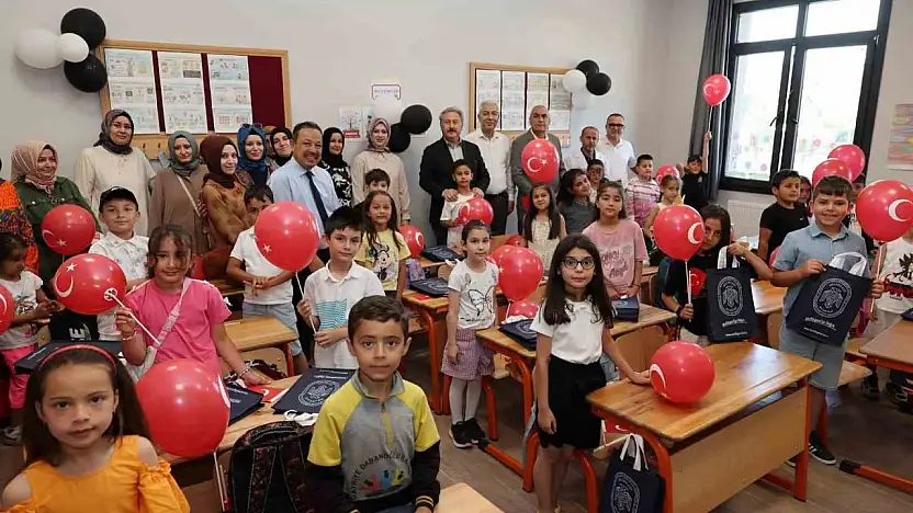 Başkan Palancıoğlu öğrencilerin karne heyecanına ortak oldu