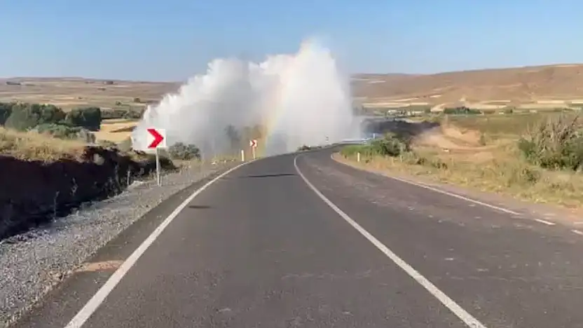 Bünyan'da su borusu patladı, metrelerce yükselen su kamerada