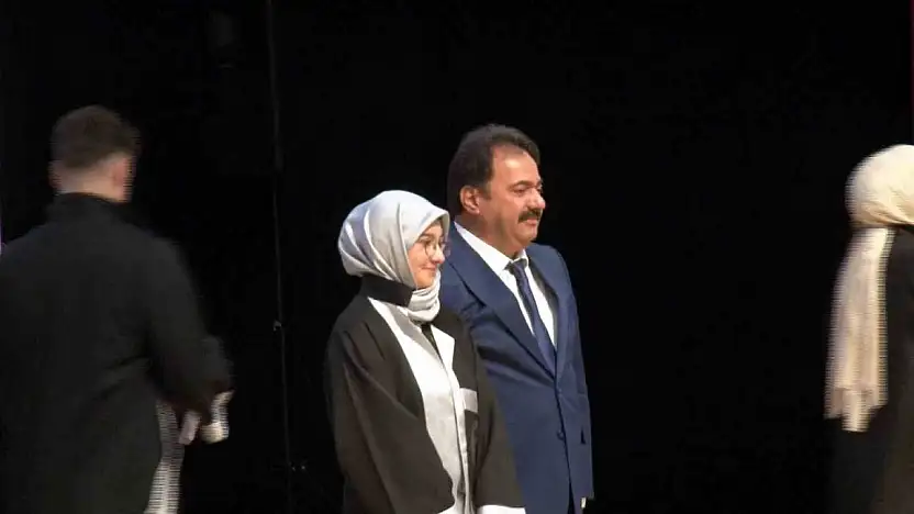 Bursa İl Emniyet Müdürü Gökce, kızına diplomasını elleriyle verdi