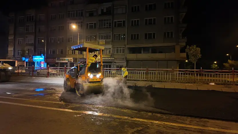 Büyükşehir'den Yoğunburç alt geçidinde gece yarısı asfalt mesaisi