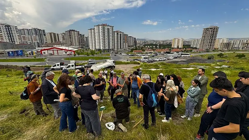 Büyükşehir'in yeşil alana yatırımları sürüyor: 300 fidan toprakla buluşturuldu
