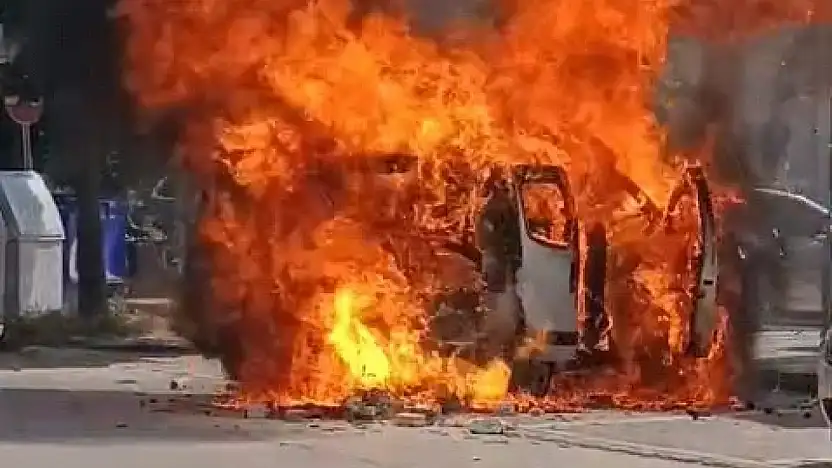 Çakmak yüklü araç alev alev yandı