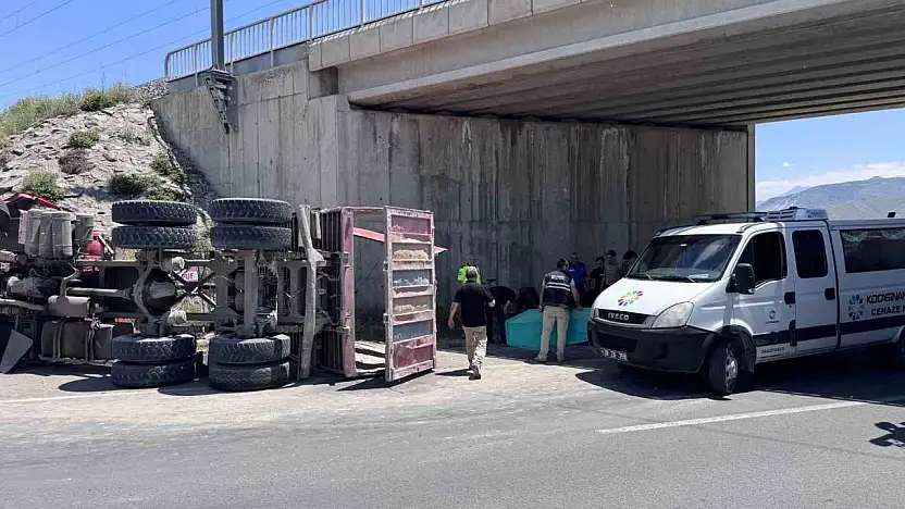Damperi açılan kamyon köprüye çarptı: 1 kişi hayatını kaybetti