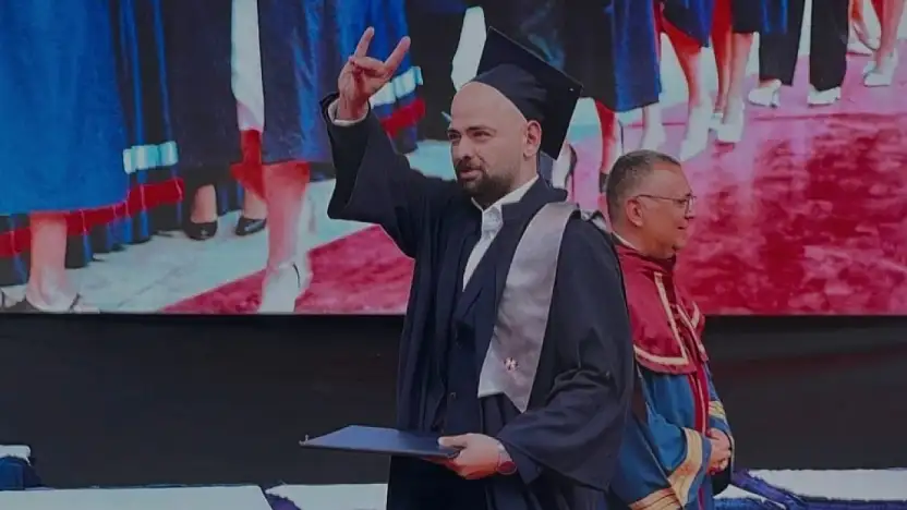 Derece ile diplomasını aldı, bozkurt selamı vererek kutladı