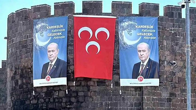 Diyarbakır surlarına MHP Lideri Bahçeli'nin dev posteri asıldı