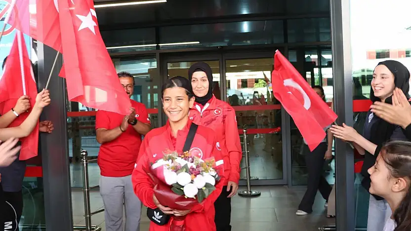 Dünya Şampiyonu Ayşegül Açık'a coşkulu karşılama