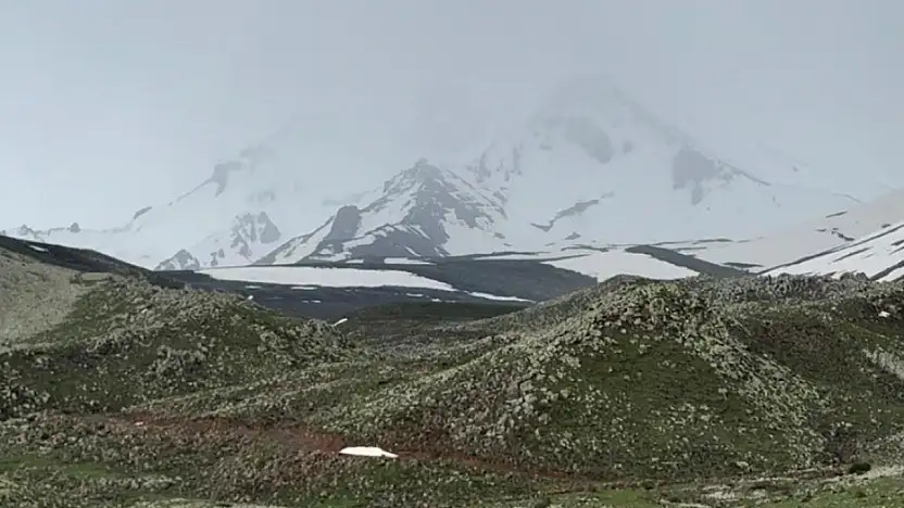 Erciyes Dağı'na haziran ayında kar yağdı