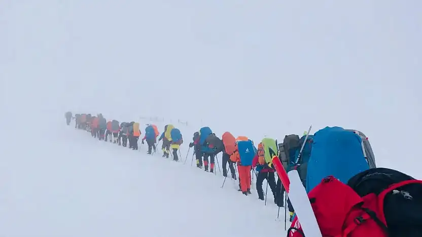 Erciyes'te zorlu tırmanış: 120 dağcı 3 bin 600 metrede geri döndü