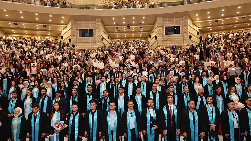ERÜ Havacılık ve Uzay Bilimleri Fakültesi'nde mezuniyet sevinci