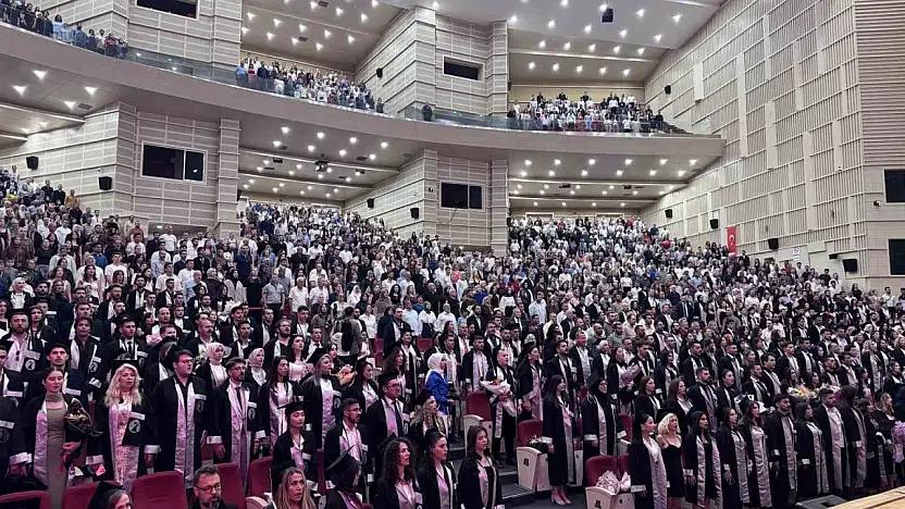 ERÜ İletişim Fakültesi 20. dönem mezunlarını verdi