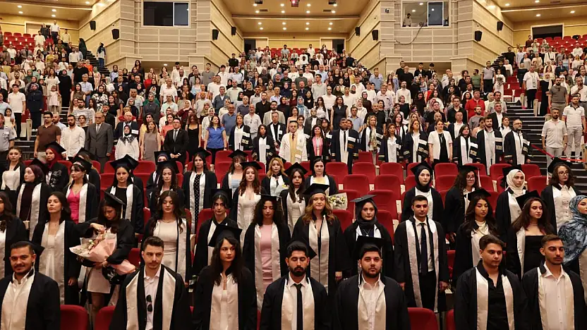 ERÜ Mimarlık Fakültesi'nde mezuniyet sevinci