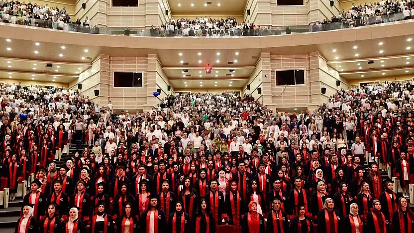 ERÜ Sağlık Hizmetleri Meslek Yüksekokulu yeni mezunlarını verdi