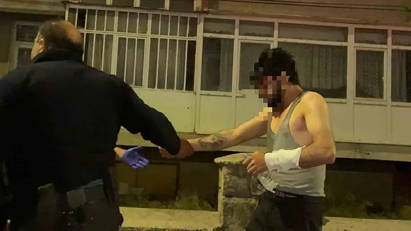 Evinde bıçakla kendine zarar veren şahsın hayatını polisin telefon detayı kurtardı