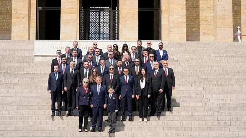 Galatasaray Başkanı Dursun Özbek, kurullarıyla birlikte Anıtkabir'i ziyaret etti