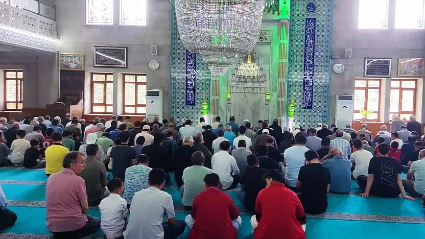 'Gençler camiden koptu' deniyordu… Kayseri'de tablo dikkat çekti