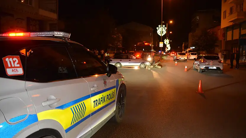 Kavşakta kaldırıma çarpan otomobilin sürücüsü yaralandı