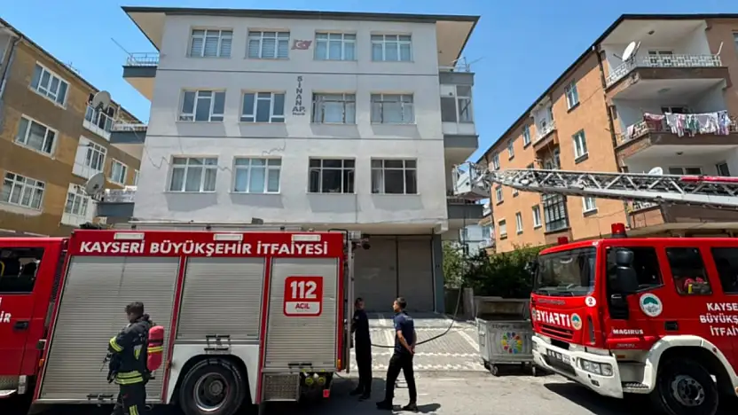 Kayseri'de 3 katlı binada çıkan yangın söndürüldü