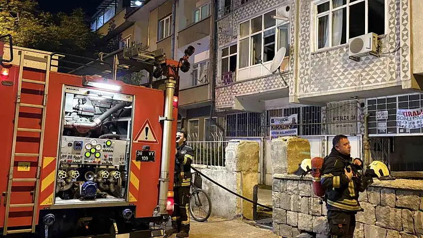 Kayseri'de 4 katlı binada yangın: Anne ve iki çocuğu dumandan etkilendi