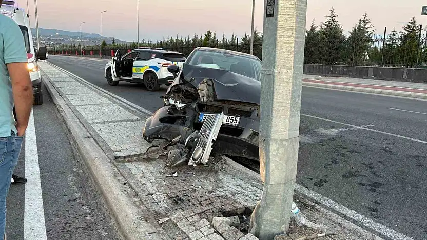 Kayseri'de otomobil aydınlatma direğine çarptı: 1 yaralı