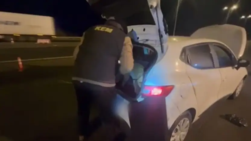 Kayseri'de otomobil koltuk başlığına gizlenmiş uyuşturucu ele geçirildi