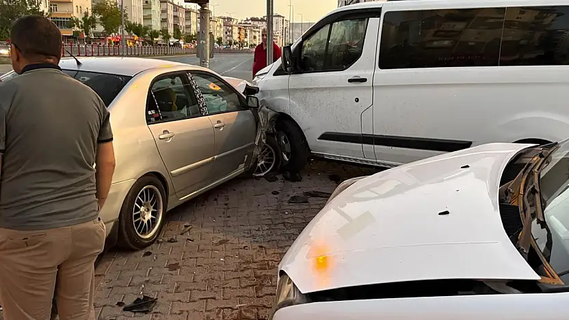 Kayseri'de otomobil, park edilmiş iki araca çarptı