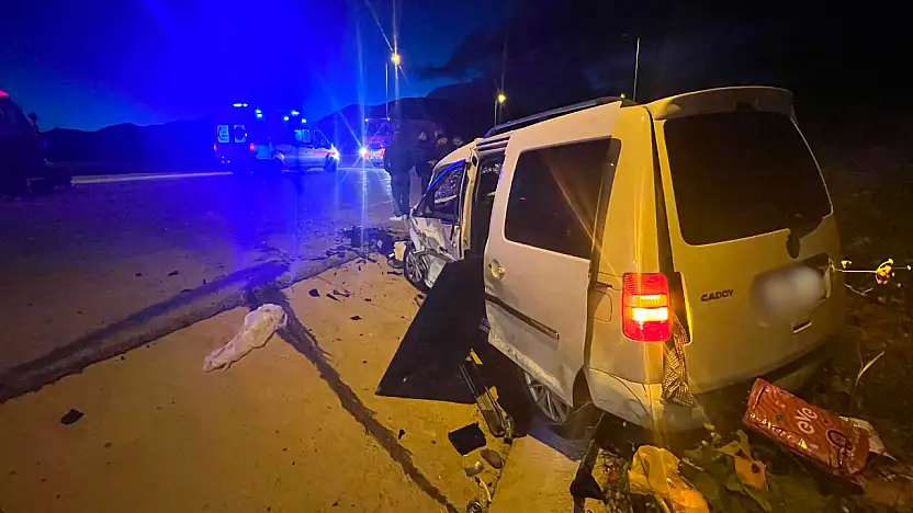 Kayseri'de otomobille hafif ticari araç çarpıştı: 1 ölü, 6 yaralı