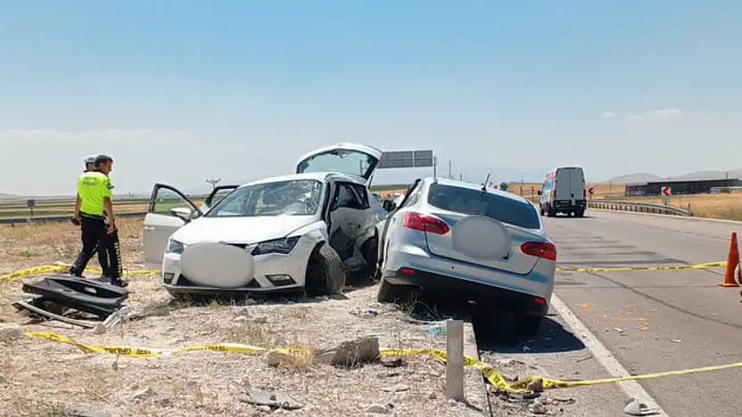 Kayseri'de otomobiller çarpıştı: 2 ölü, 9 yaralı