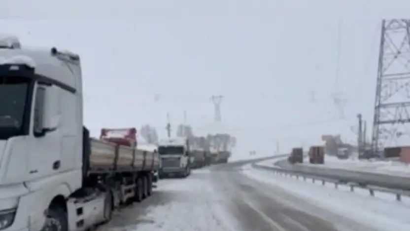 Kayseri'de Pınarbaşı ve bağlantı yolları çekici ile TIR trafiğine kapatıldı
