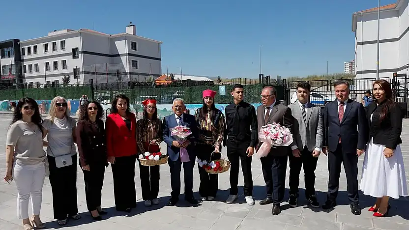 Kayseri protokolü öğrencilerin karne heyecanına ortak oldu
