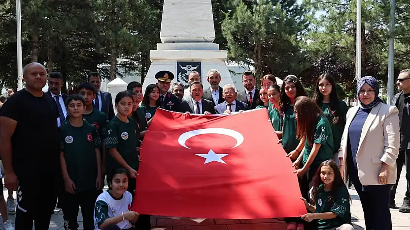Kayseri'de şehitler dualarla anıldı, kabirlerine karanfil bırakıldı