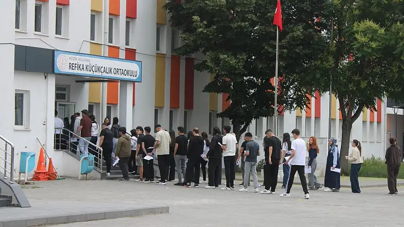 Kayseri'de YKS'ye 2 dakika geç kalan genç gözyaşlarına boğuldu