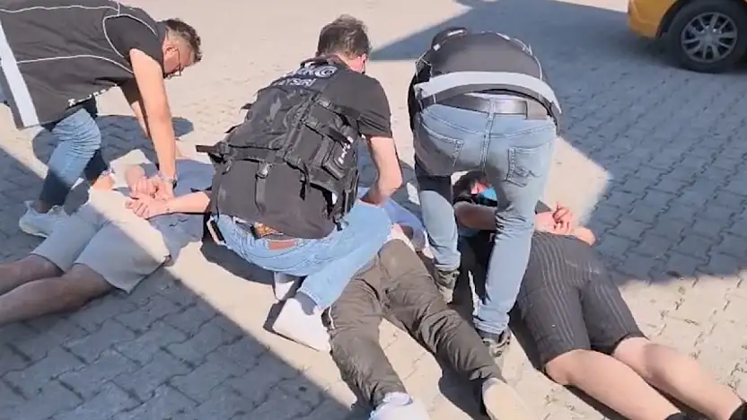 Kayseri-Sivas yolunda uyuşturucu operasyonu: 1'i İtalyan 3 kişi yakalandı