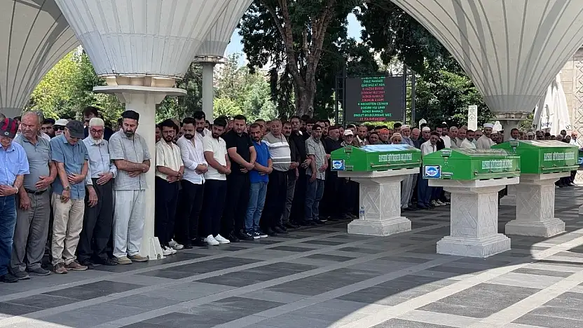 Kazada hayatını kaybeden aile yan yana toprağa verildi