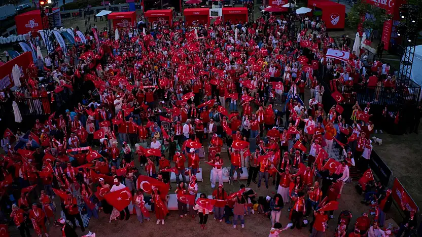 Los Angeles kırmızı-beyaza büründü
