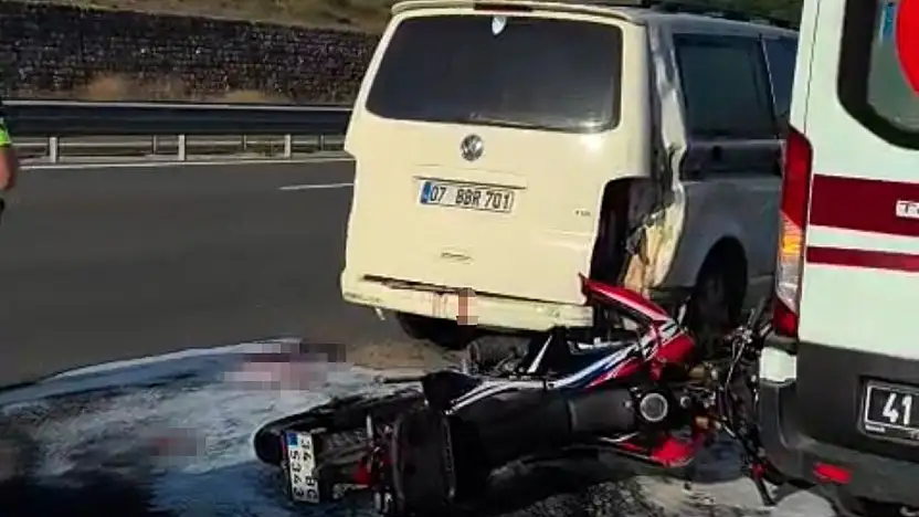Panelvana çarpan motosikletli ağır yaralandı