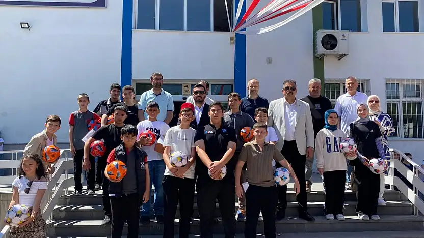 Sabahat Hıfzı Gözübüyük İmam Hatip Ortaokulu'nda karne coşkusu