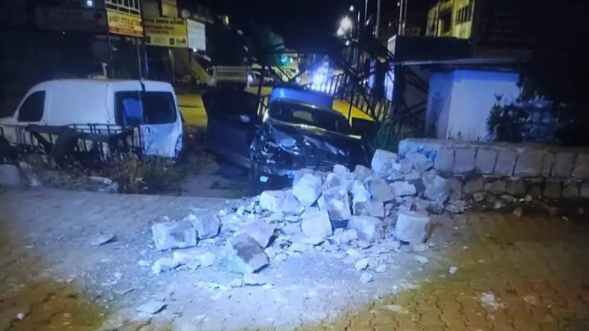 Seyir halindeki otomobile açılan ateşte başından vurulan kadın hayatını kaybetti