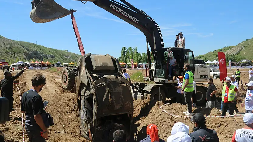Sivas'ta off road festivalinde takla atan araç yürekleri ağza getirdi