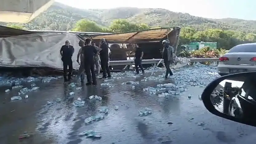 Su yüklü tır, hızlı tren köprüsü ayağına çarptı : Sürücü hayatını kaybetti